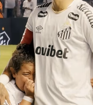Menina se emociona ao entrar em campo e abraçar Neymar em jogo