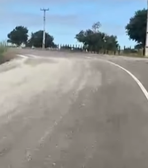 Caminhão derruba brita na AL-110 e preocupa motoristas em Taquarana