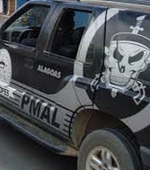 Bandidos armados invadem lanchonete e na fuga roubam celulares e um ciclomotor 