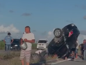 Carro capota em pista que liga o Aeroporto ao Benedito Bentes, em Maceió