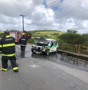 Carro bate em mureta de ponte em São Luís do Quitunde