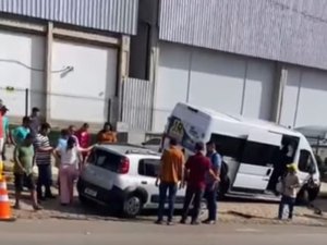 Van de transporte intermunicipal tenta ultrapassar carro e acaba batendo em poste em Arapiraca