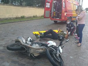 Motociclista cruza canteiro da Avenida Ceci Cunha e é arremessado de veículo