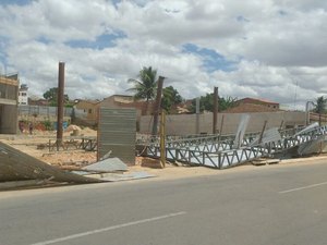 Estrutura metálica de posto de combustível em construção desaba em Arapiraca