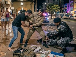 Suspeito tenta tomar arma de policial e acaba preso por tráfico na Levada