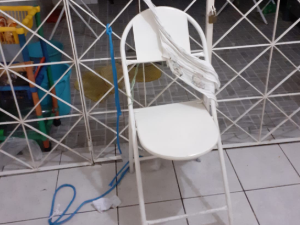 [Vídeo] Mãe é presa ao ser flagrada amarrando a filha em Arapiraca