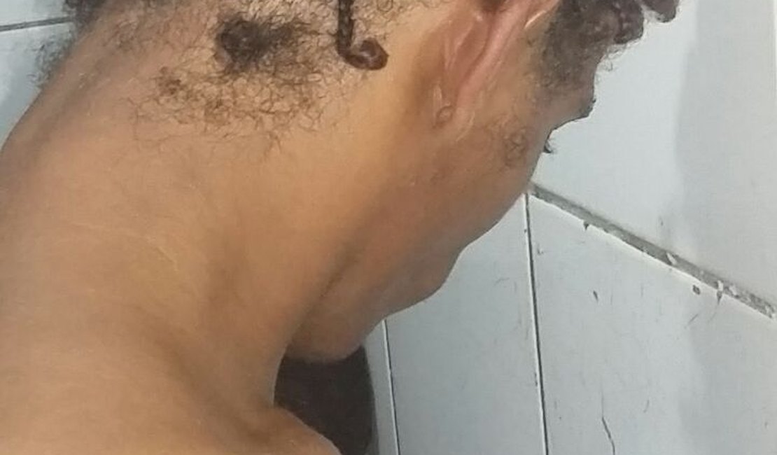 Homem é preso enquanto batia na esposa em via pública 