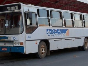 Passageiros pulam de ônibus para escapar de assaltante