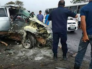 Colisão envolvendo veículo e árvore deixa uma pessoa morta e jovem gravemente ferido