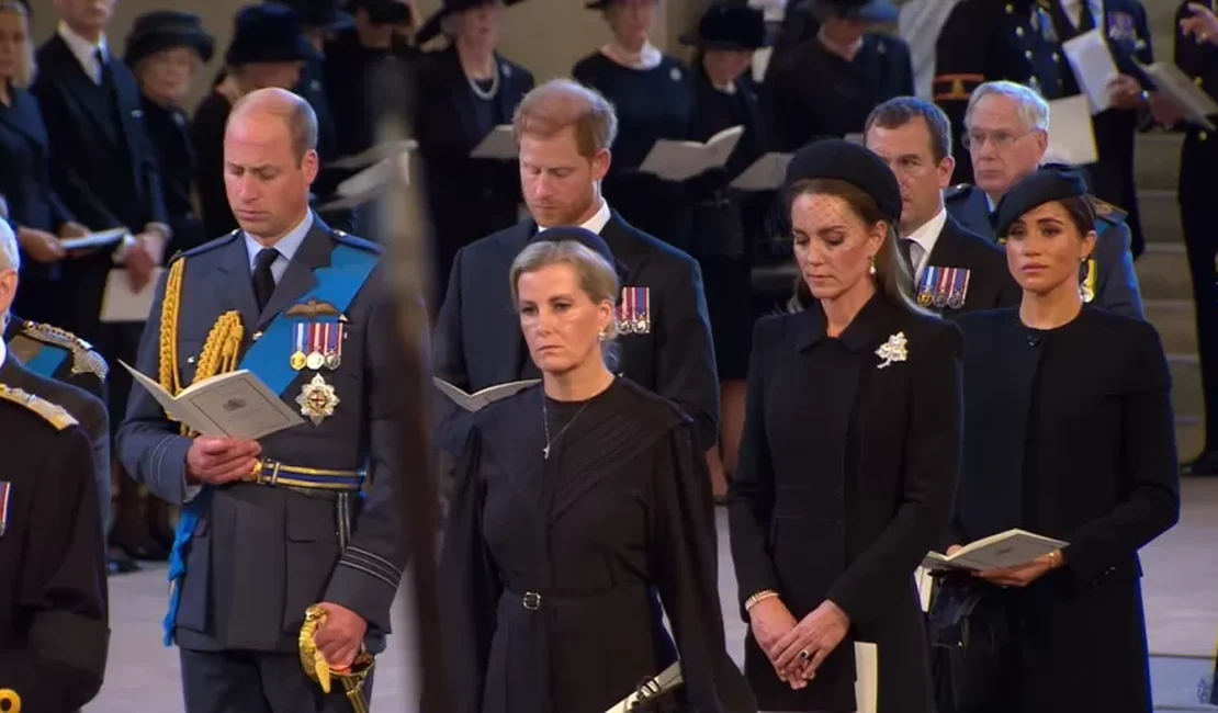 William, Harry, Kate e Meghan acompanham cerimônia em Londres