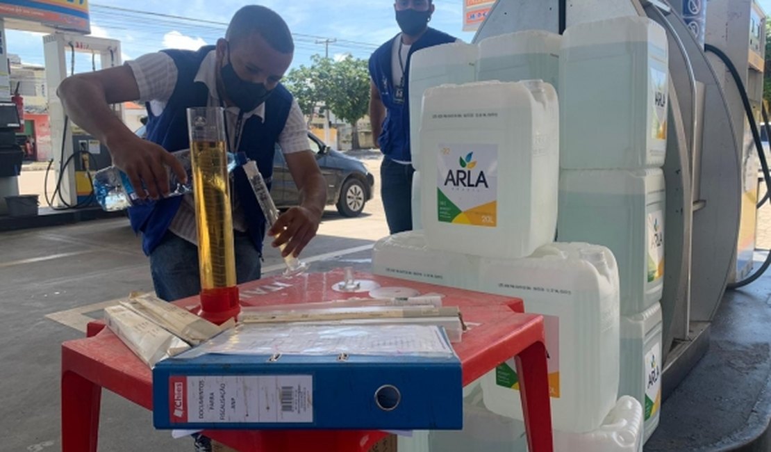 Postos de combustíveis são fiscalizados em Alagoas durante operação integrada