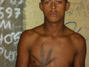 Operação policial prende jovem com moto e drogas