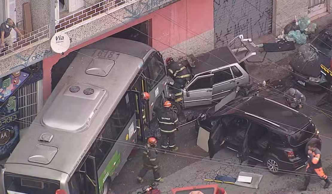 Micro-ônibus perde o controle e bate em 3 carros na Brasilândia, Zona Norte de SP; 5 pessoas ficam feridas