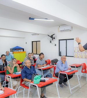 Idosos superam desafios e voltam à escola para aprender um novo idioma