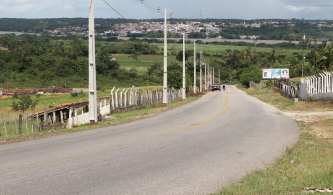 Acidente entre carro e moto deixa duas pessoas feridas em Penedo