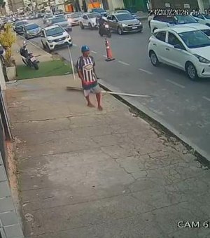 Homem é flagrado quebrando estrutura metálica de placa de trânsito em Maceió