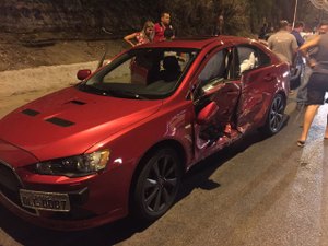 Carro de reportagem se envolve em acidente com veículo importado