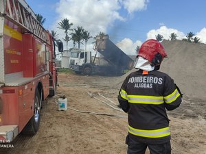 Caçamba bate em poste e incendeia em em condomínio na Perucaba, em Arapiraca