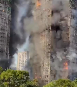 Incêndio de grandes proporções atinge prédios residenciais em Hong Kong