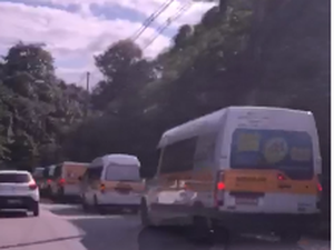 [Vídeo] Em protesto, transportadores escolares pedem ajuda do Governo