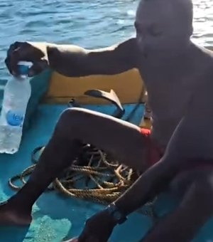 [Vídeo] Pescador acha garrafa pet dentro de peixe em Maragogi