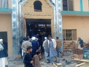 Ataque de homem-bomba deixa mais de 30 mortos em mesquita no Paquistão