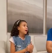 Renan Filho conhece criança que viralizou falando inglês e exalta educação pública