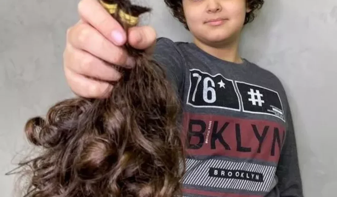 Garoto corta cabelo após 2 anos e doa a amiga da mãe que trata câncer