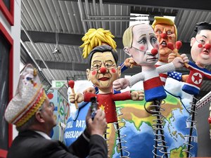 Trump, Putin e Kim Jong-un viram bonecos gigantes no carnaval alemão