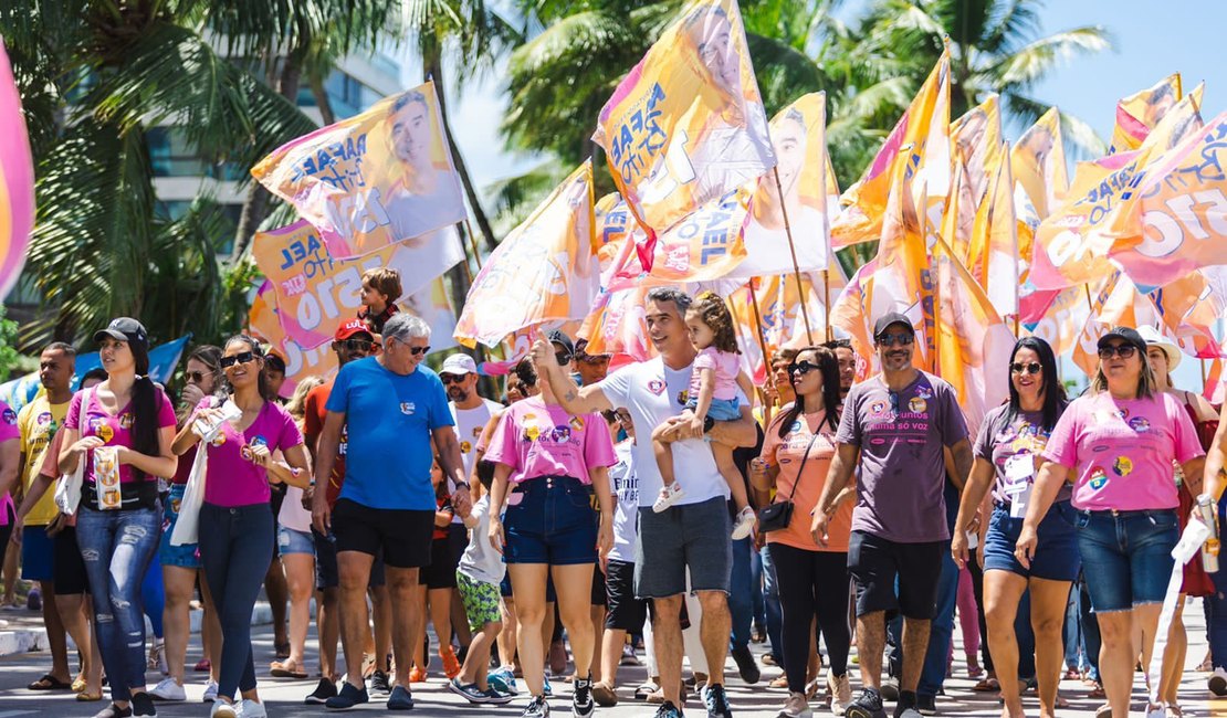 Caminhada com Rafael Brito movimenta orla de Maceió