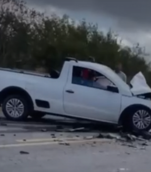 [Vídeo] Colisão entre dois carros deixa feridos na BR-423, em Inhapi