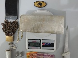 Três jovens são presos em flagrante acusados de tráfico de drogas