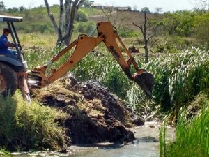 Fazendeiro é multado por obstruir nascente de rio