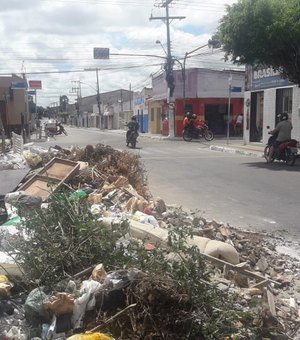Descarte irregular de lixo em cruzamento movimentado gera problemas em Arapiraca 
