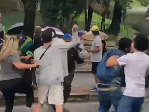 [Vídeo] Manifestantes bolsonaristas agridem jornalistas durante ação de desmonte de acampamento
