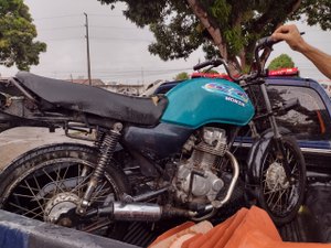 Menor é flagrado transitando com moto roubada em Cacimbinhas