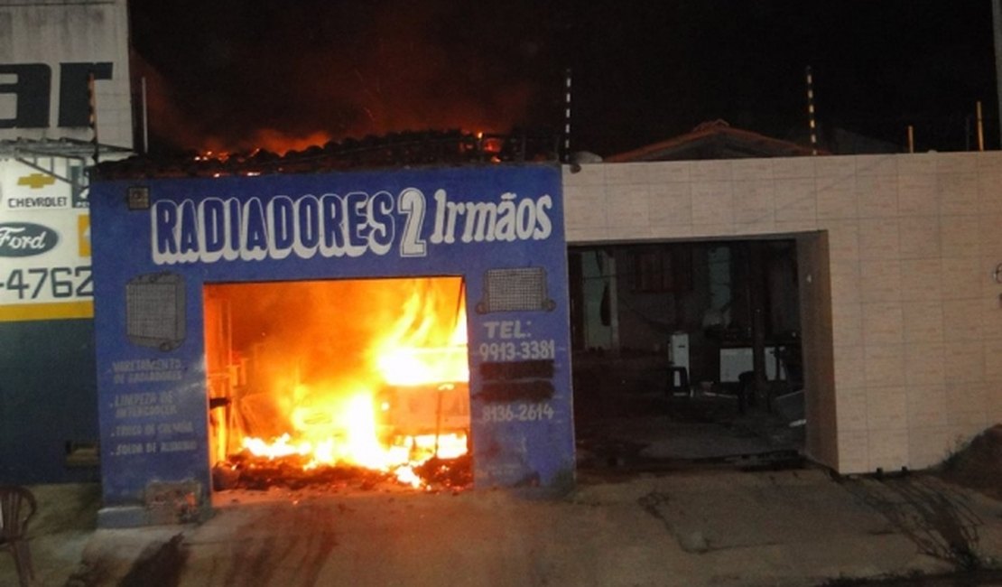 Incêndio destrói carro e oficina no bairro Cacimbas