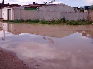 [Vídeo] Moradores reclamam de alagamento após chuva em Arapiraca 