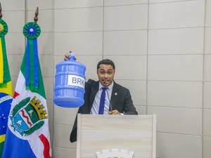 Com galão de água na mão, vereador cobra BRK por falha no abastecimento de Maceió