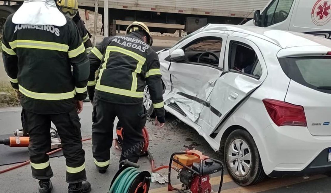 Estudante de medicina fica ferida após colisão entre carro e caminhão na BR-101