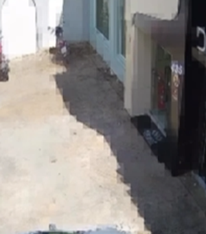 Homem é flagrado furtando motocicleta em avenida movimentada de Arapiraca