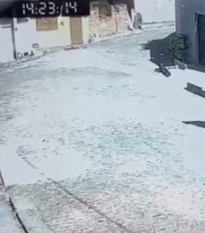 Câmera registra suspeito deixando casa após feminicídio em São Brás