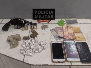 Homem é preso com grande quantidade de drogas, arma de fogo e material suspeito