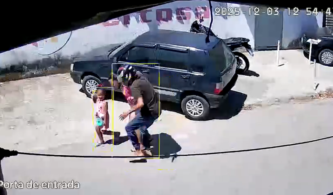 [Vídeo] Mulher é assaltada enquanto caminhava com criança no bairro Feitosa