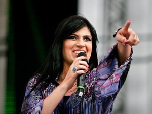Cantora gospel Fernanda Brum sofre acidente de carro na Rio-Santos, em Angra dos Reis