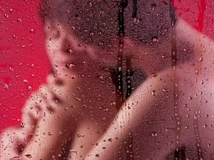 No chuveiro, na banheira: aprenda dicas e posições para um sexo refrescante