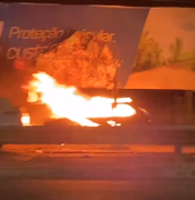 [Vídeo] Incêndio deixa veículo destruído em Arapiraca