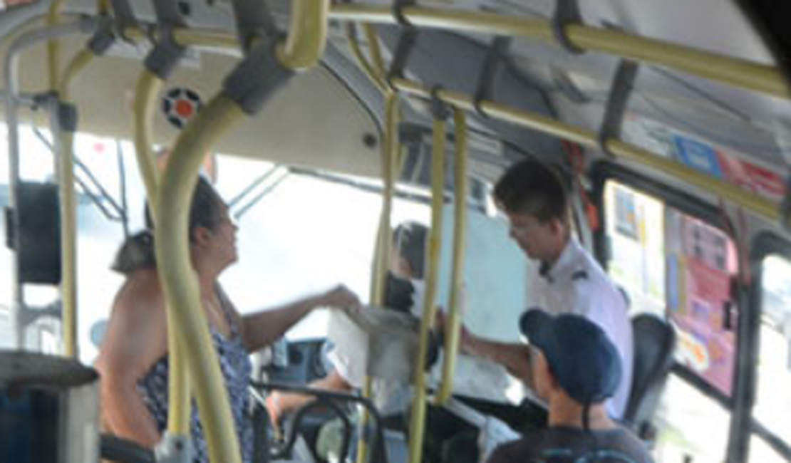 Suspeito tenta praticar assalto em ônibus, mas é espancado por passageiros