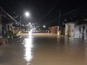 [Vídeo] Temporal deixa desabrigados e ruas alagadas no município de São Luís do Quitunde