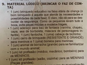 Lista de material escolar pede kit de médico para meninos e kit de cozinha para meninas